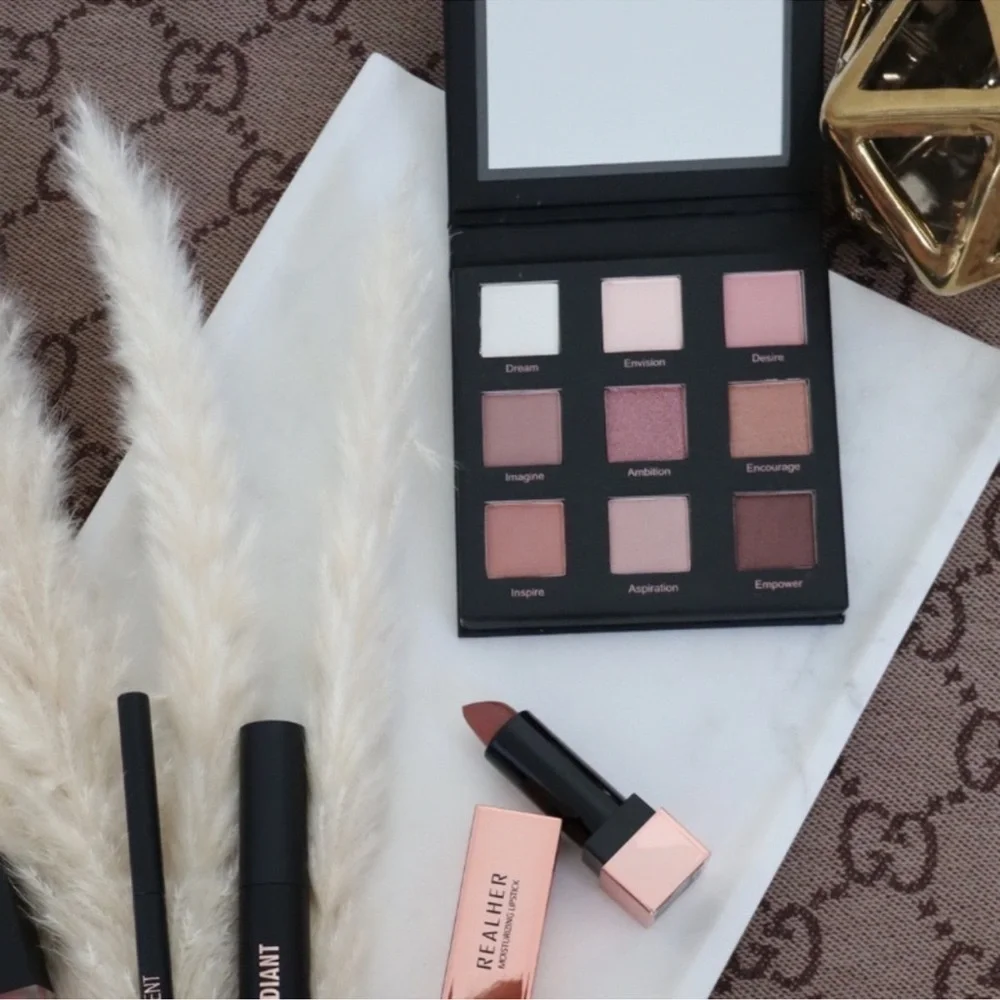 NWT New REALHER Dreams so Big Eyeshadow Makeup Palette